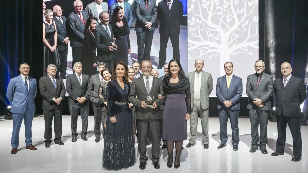 Dr. Cesar Gomes Victora recebe o Prêmio Hospitalar – Personalidade do Ano na Área da Saúde