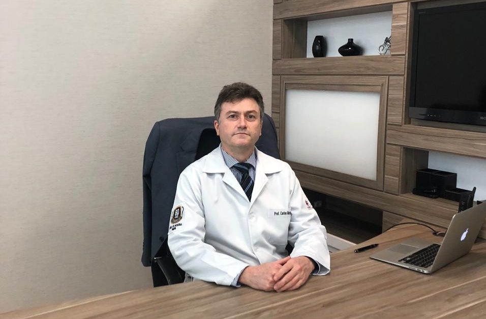 Priorizando técnicas menos invasivas, médico neurocirurgião do Hospital Universitário Cajuru chega a 3 mil cirurgias