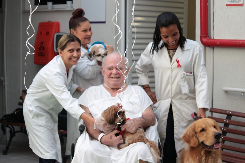 Hospital Placi adota projeto de terapia com animais para suporte ao tratamento dos pacientes