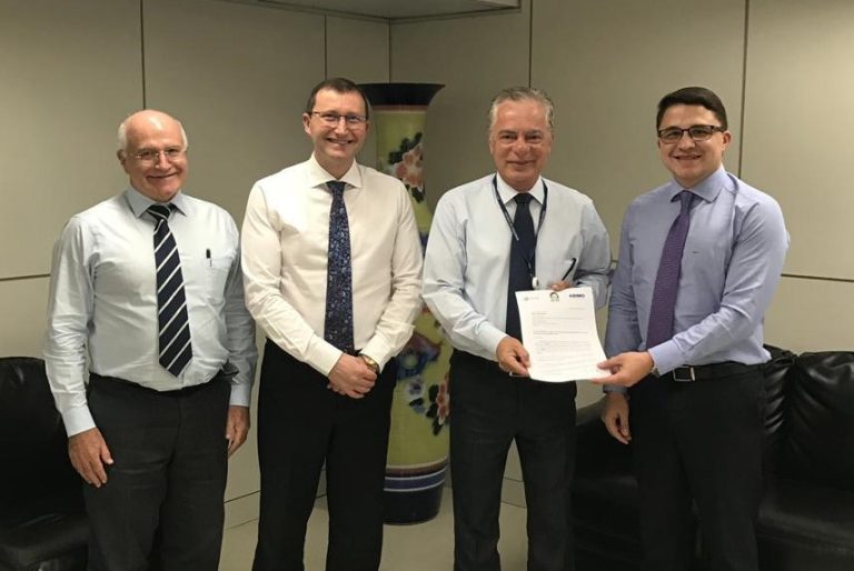 confaz_bruno-bezerra-entrega-documento-com-reivindicacoes-do-setor-para-o-diretor-presidente-do-confaz-bruno-pessanha-negris