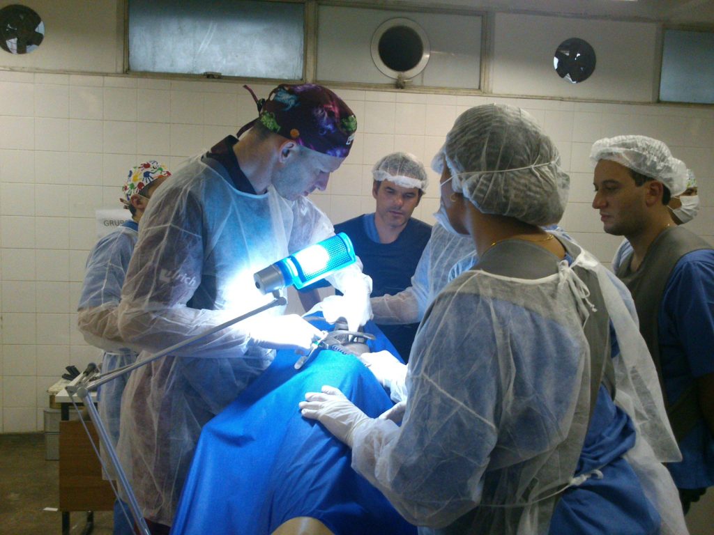 Curso ensina novas técnicas cirúrgicas em coluna