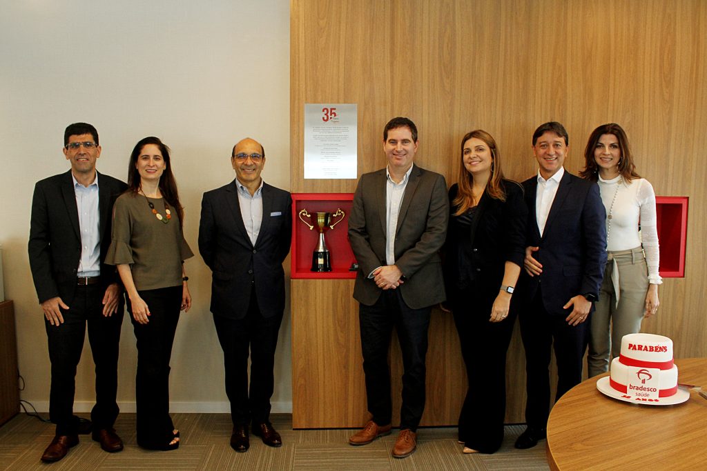 Bradesco Saúde comemora 35 anos com placa comemorativa