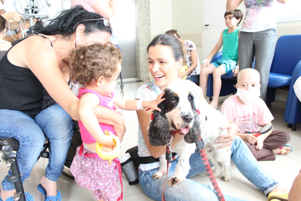 HCM implanta atividade assistida por cães