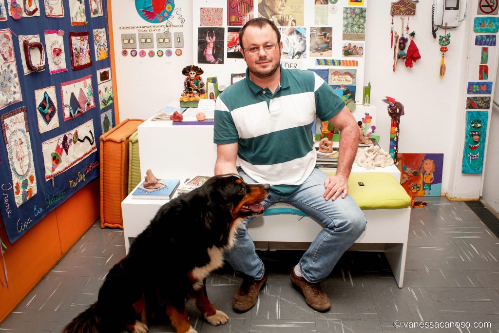 Unidade Vila Nova conta com terapia e educação assistidas por cães