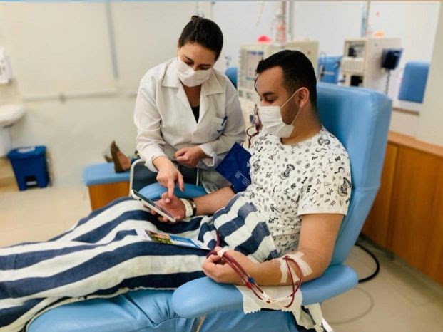 paciente-e-apresentado-ao-app-durante-sessao-de-dialise