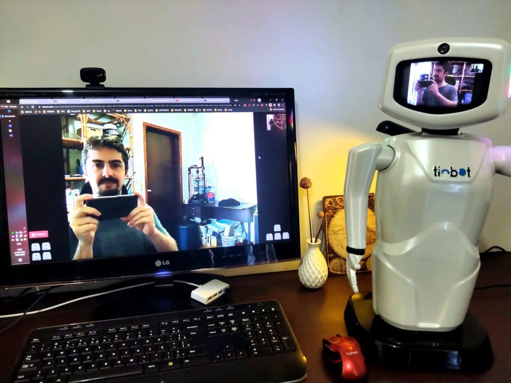 Vídeo chamada do Tinbot pode ajudar internados com Covid-19 a se comunicar com familiares