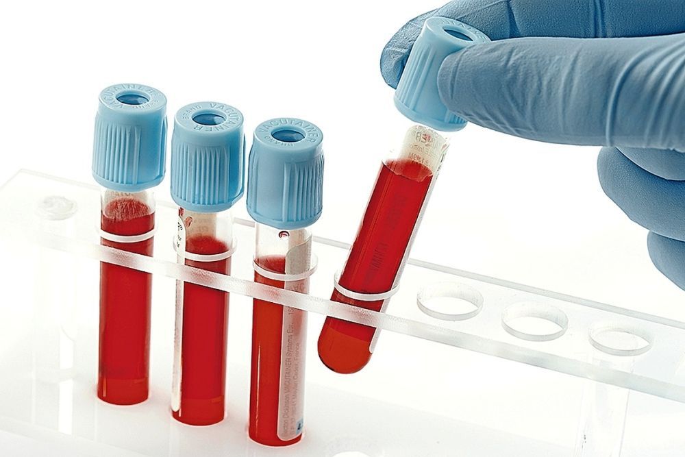 Como os exames laboratoriais podem contribuir para orientação adequada do paciente?