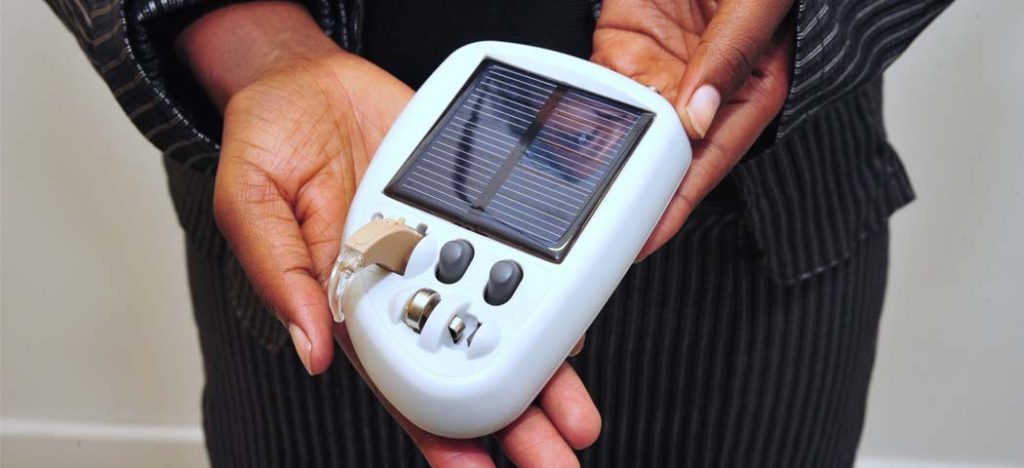 Aparelhos Auditivos Carregados Por Energia Solar
