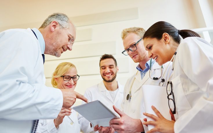 bigstock-discussion-during-doctors-team-177828643-735x460