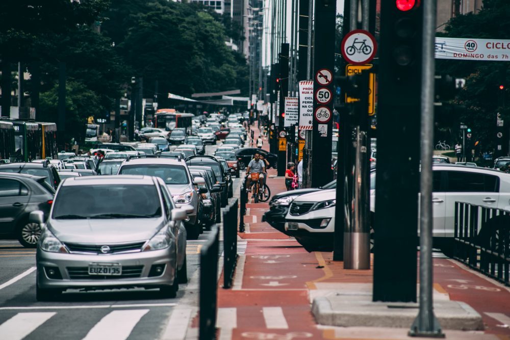 Ampliar a restrição à circulação em São Paulo pouparia mais vidas