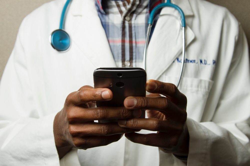Ninsaúde viabiliza consulta virtual para dinamizar atendimento no país