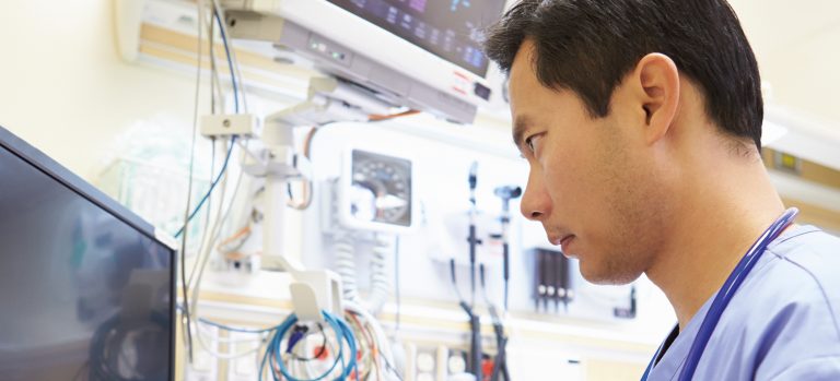 doctor_male_working_emergency_room_1607_1540x700-002