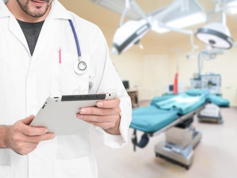 doutor-que-usa-médico-paciente-da-informação-digital-do-achado-da-tabuleta-o-seu-87562166