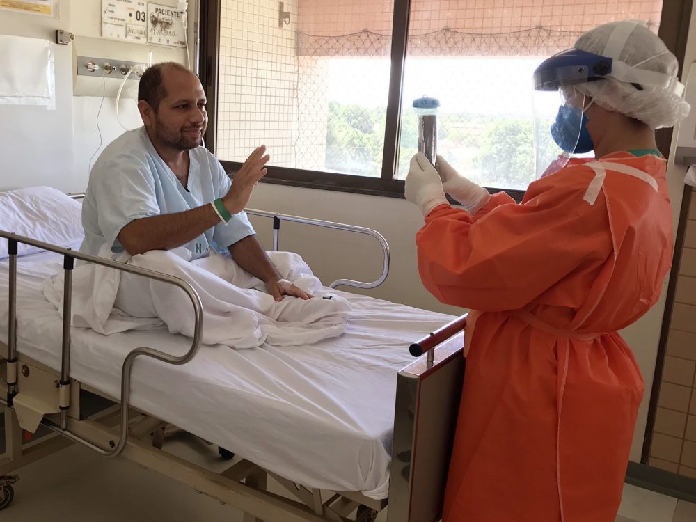 Hospitais usam tecnologia para promover encontro entre familiares e pacientes internados por Covid-19