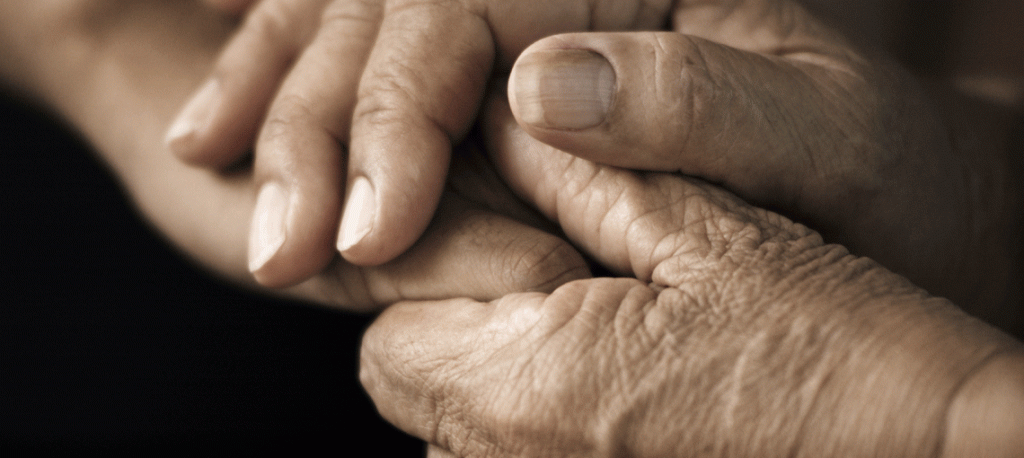 Pulseira para monitorar idosos vence prêmio para startups