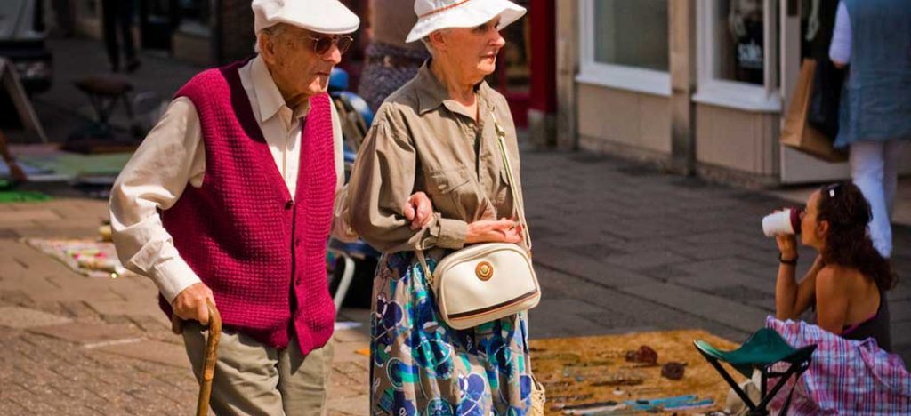 Iniciativa pelos negócios locais age friendly