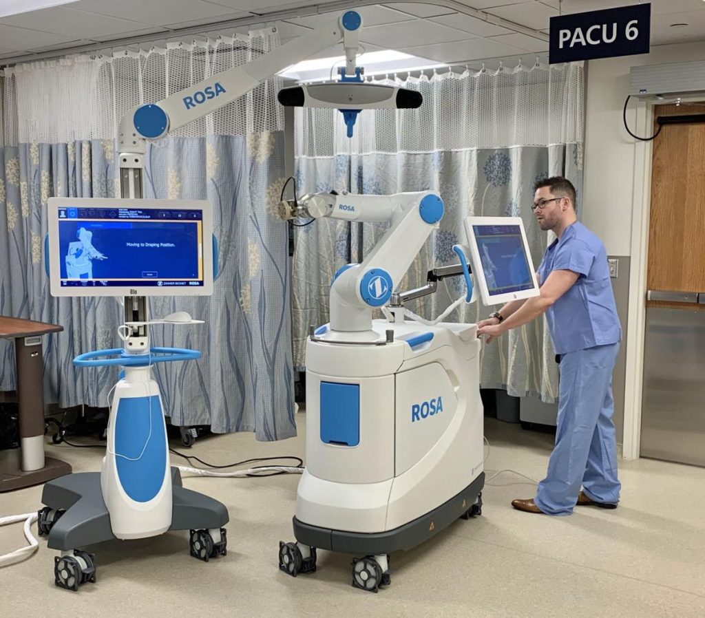 Robô colaborativo para implante de prótese de joelho está disponível para pacientes no Brasil