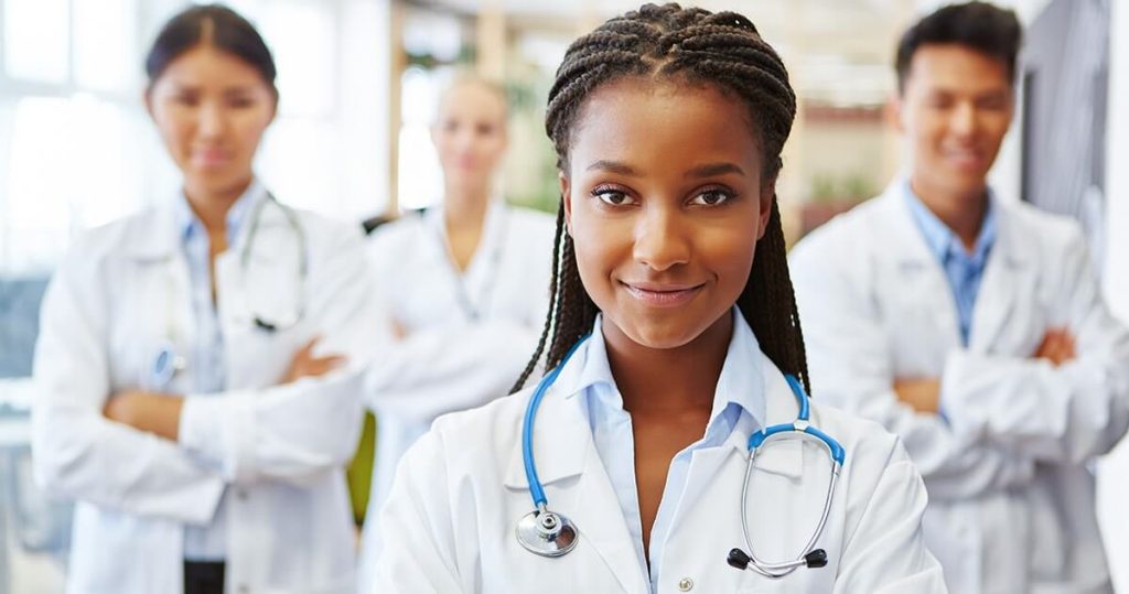 Explode número de médicos no Brasil, mas distorções na distribuição dos profissionais ainda é desafio para gestores