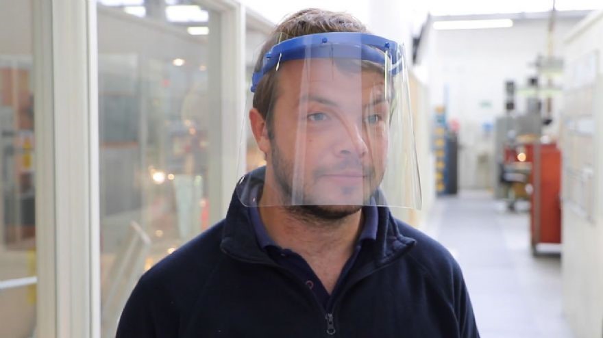 Viseira reciclável para combater COVID-19