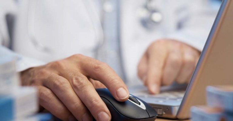 computador e médico.jpg