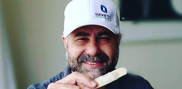 joel-de-oliveira-junior-49-com-dispositivo-criado-por-ele-para-monitorar-a-temperatura-de-criancas-pacientes-de-cancer-1596835381493_v2_615x300.jpg