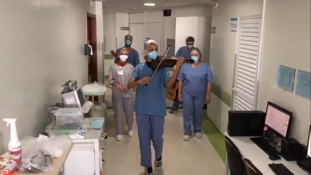 Além de tratamento e tecnologia, empatia entra na rotina da UTI para pacientes com Covid-19