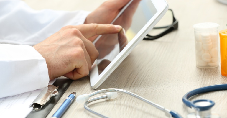 Tecnologia e humanização: como modernizar o cuidado sem perder a empatia