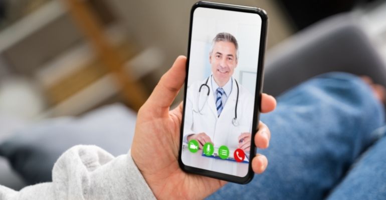 Telemedicina continua sendo alternativa viável e segura para desafogar as filas, apesar da espera causada pelo recente aumento da procura