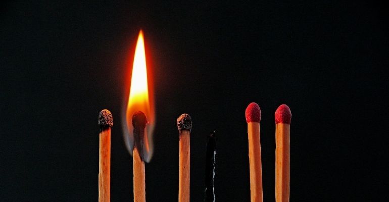 Explosão de casos de Burnout obriga empresas a estabelecerem um programa de prevenção de riscos jurídicos e financeiros