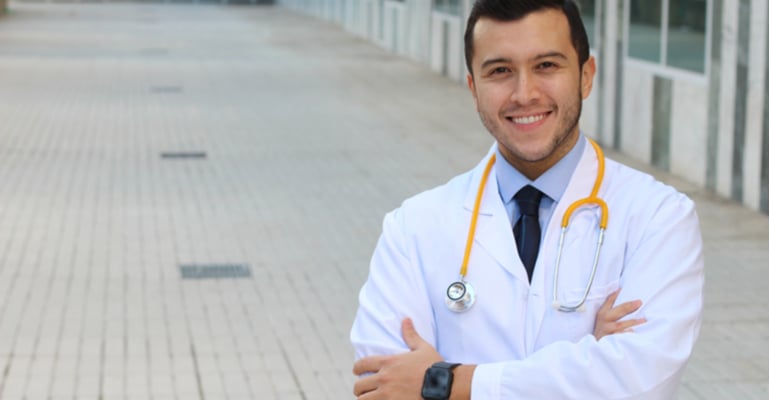 Recém-formados em medicina que precisam trabalhar como PJs enfrentam várias dificuldades, a começar pela falta de informação sobre o assunto