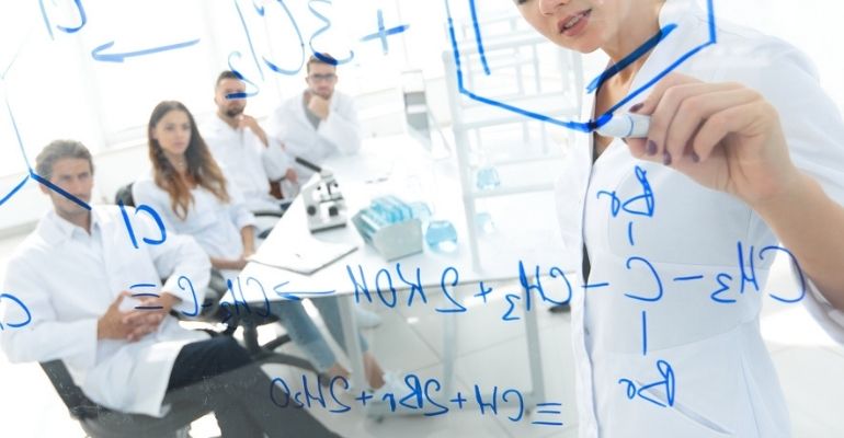 Com board científico composto por alguns dos melhores médicos do país em 16 áreas, empresa de educação na área da saúde oferece inovação no ensino interdisciplinar