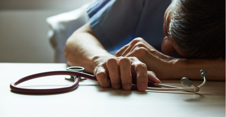 Pesquisa revela que 42% dos médicos brasileiros se queixam do alto volume de trabalho
