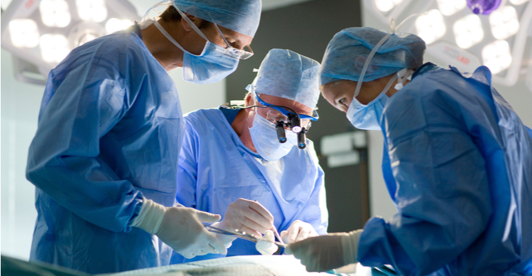 Como a tecnologia da informação pode auxiliar na segurança do paciente durante uma cirurgia?