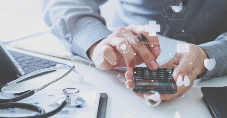 Investimento no SUS não acompanha demanda e população busca novas alternativas