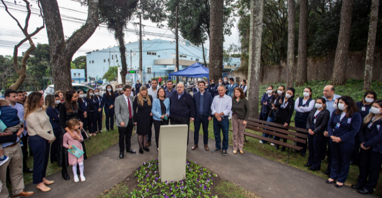 Hospital INC inaugura pracinha Luiz Ramina