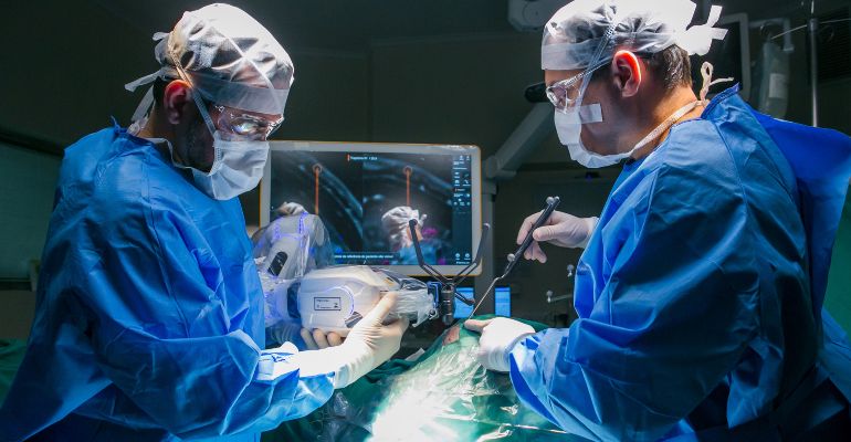 Hospital Moinhos de Vento realiza primeira cirurgia cerebral com uso de robô