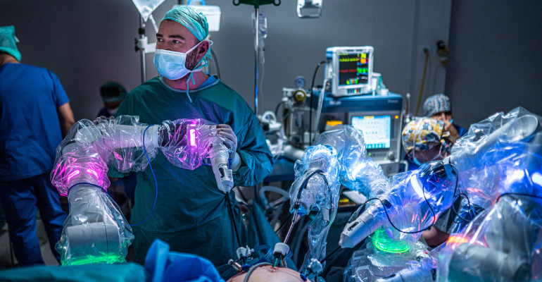 Versius, sistema robótico da CMR Surgical, marca presença em hospitais com tecnologia de ponta.