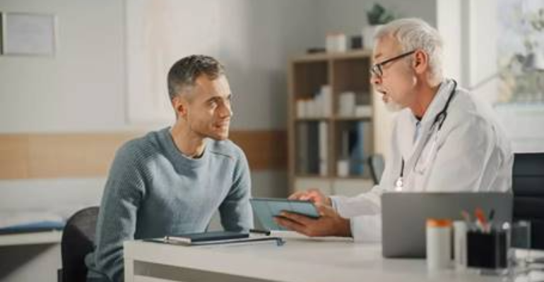 Como os recursos de suporte à decisão clínica contribuem para o aumento da segurança e da efetividade do tratamento medicamentoso