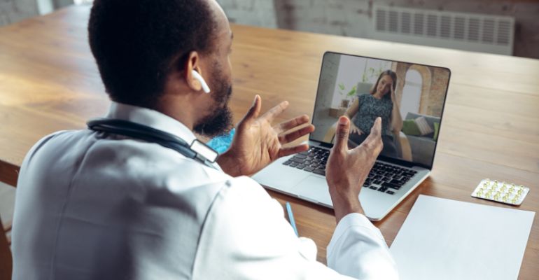 TIC Saúde 2022: 33% dos médicos e 26% dos enfermeiros no país atenderam pacientes por teleconsulta