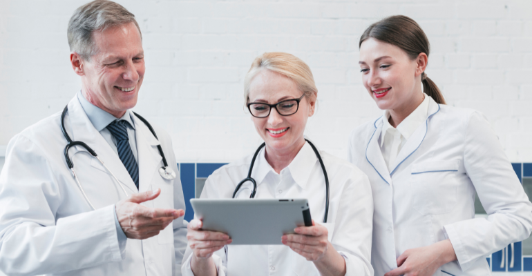 Startup conecta clínicos gerais com especialistas e reduz 83% das filas de espera