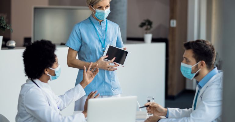 Como a escolha de plataformas tecnológicas apoia a adoção do modelo de governança clínica