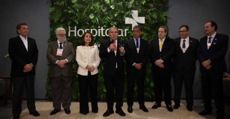 SINDHOSP lança o livro “Volta ao mundo da saúde em 85 episódios” na Hospitalar 2023