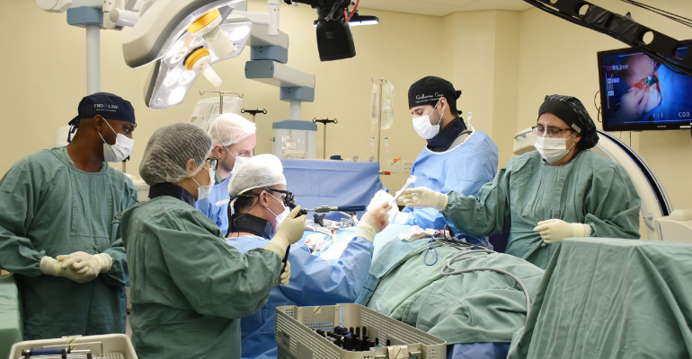 Nova tecnologia para cirurgia na coluna é utilizada pela primeira vez no Brasil