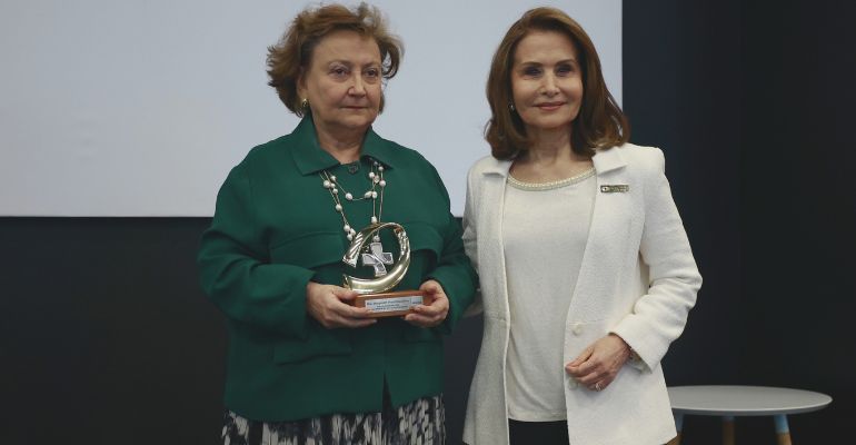 Margareth Dalcolmo recebe homenagem no prêmio Personalidade do ano na Hospitalar 2023