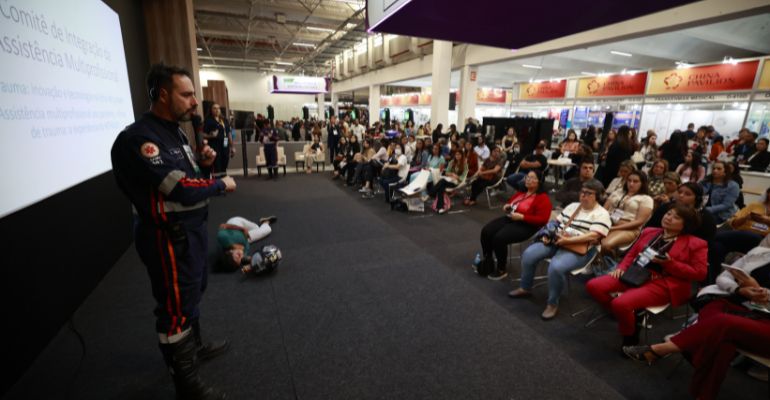 Simulação de atendimento de vítima de trauma é destaque no segundo dia da Hospitalar 2023