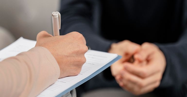 Saúde mental deve estar no topo da agenda política pós-COVID-19, diz relatório da OPAS