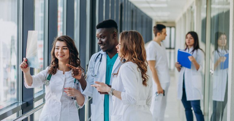 Unicred e USP firmam acordo de cooperação para bolsas a estudantes de Medicina