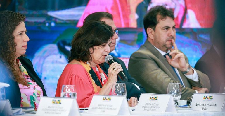 Ministra defende retomada do complexo econômico-industrial da saúde