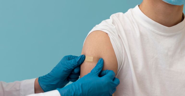 SUS, clínicas particulares de vacina e escolas unem forças para promover saúde coletiva