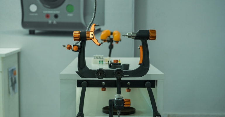 Fixador craniano: modelo chega ao mercado em versão mais completa, trazendo melhor experiência de uso e intuitividade